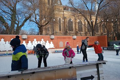 A jégen fontos a testtartás, azaz az egyensúly – mutatja Sztánkó Árpád oktató (Kazinczy Paszterkó Diana felvétele)