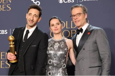 A legjobb filmdrámában nyújtott férfi főszereplőnek járó díjat Adrien Brody vette át A brutalista című filmben nyújtott alakításáért (Forbes.com-Getty Images)
