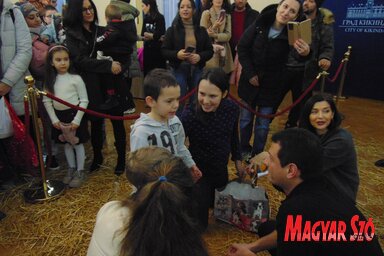 A gyermekeket Mladen Bogdan polgármester és Marijana Mirkov, a városi tanács művelődéssel és idegenforgalommal megbízott tagja fogadta (Fotó: Vidács Hajnalka)