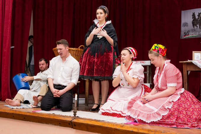 A gombosi színjátszók Muskovity Károly jelenetében (Komáromi József felvétele) A gombosi színjátszók Muskovity Károly jelenetében (Komáromi József felvétele)
