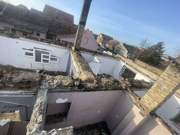 Első pillantásra úgy tűnt, hogy a falak megmaradhatnak, és hogy csak új tetőrészt kell ácsolni. Kiderült azonban, hogy ez sajnos nem így van: Bontani kell, és új házat kell építeni a régi helyére. A bajbajutottak bíznak az emberek együttérzésében és remélik támogatásukat. A szülők két kiskorú gyermeket nevelnek. Első pillantásra úgy tűnt, hogy a falak megmaradhatnak, és hogy csak új tetőrészt kell ácsolni. Kiderült azonban, hogy ez sajnos nem így van: Bontani kell, és új házat kell építeni a régi helyére. A bajbajutottak bíznak az emberek együttérzésében és remélik támogatásukat. A szülők két kiskorú gyermeket nevelnek.