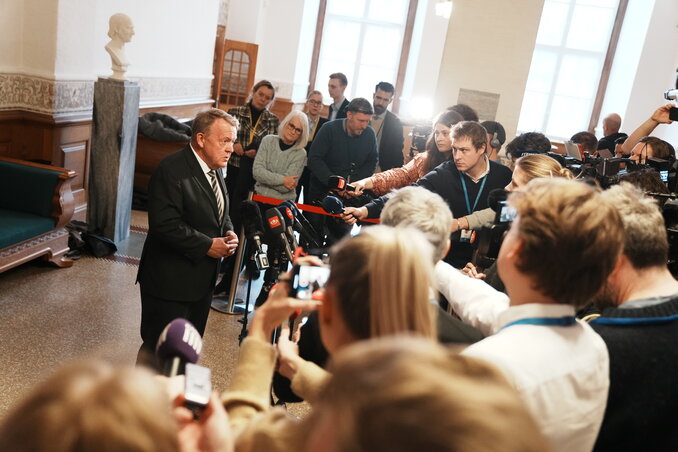 Trump grönlandi aspirációi nyomán Lars Løkke Rasmussen dán külügyminiszter újságírói kérdésekre válaszol a koppenhágai parlamentben tartott sajtóértekezleten (Scanpix via AP/Beta) Trump grönlandi aspirációi nyomán Lars Løkke Rasmussen dán külügyminiszter újságírói kérdésekre válaszol a koppenhágai parlamentben tartott sajtóértekezleten (Scanpix via AP/Beta)
