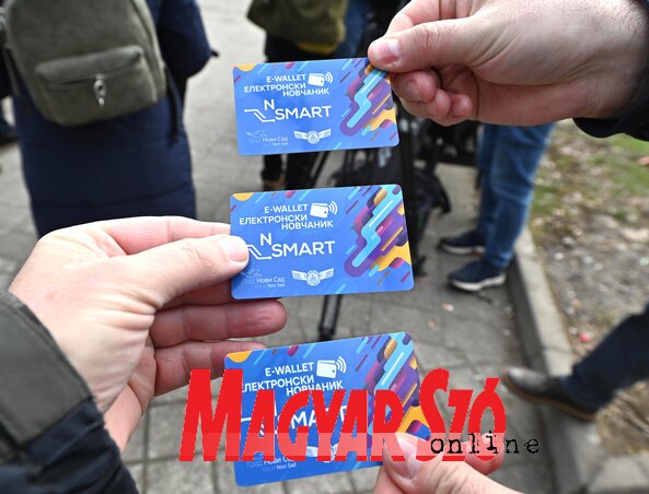 A városi buszokban a jegyért 100 dinárt kell fizetni, de ha előre megvá-
sároljuk interneten keresztül, akkor csak 65 dinárba kerül. Országunk és városunk lakóinak többsége továbbra is e-analfabéta, ami kecsegtető lehetőségeket kínál a cybertérben operáló csalóknak. Nagyon jól
gondoljuk meg, hogy mikor és kinek küldjük el adatainkat, ellenőrizzük a honlapok vagy a beérkező SMS-üzenetek eredetiségét (Fotó: Dávid Csilla felvétele) A városi buszokban a jegyért 100 dinárt kell fizetni, de ha előre megvá-
sároljuk interneten keresztül, akkor csak 65 dinárba kerül. Országunk és városunk lakóinak többsége továbbra is e-analfabéta, ami kecsegtető lehetőségeket kínál a cybertérben operáló csalóknak. Nagyon jól
gondoljuk meg, hogy mikor és kinek küldjük el adatainkat, ellenőrizzük a honlapok vagy a beérkező SMS-üzenetek eredetiségét (Fotó: Dávid Csilla felvétele)
