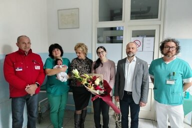 Szatmári Adrián polgármester köszönötte az év első babáját a topolyai szülészeten (Tóth Péter felvétele)