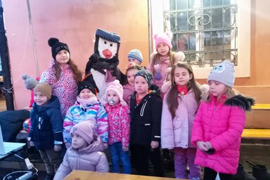 Csoportkép a pingvinnel (Turi Orsolya felvétele)