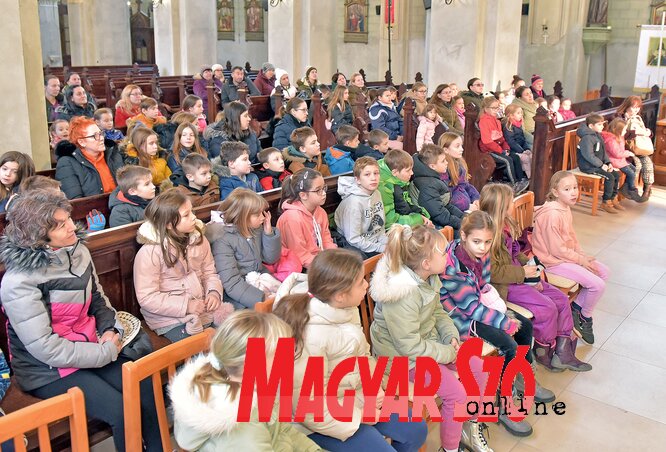 A gyerekek érdeklődve hallgatták az ismertető előadást a Jézus Szíve-templomban (Fotó: Gergely Árpád) A gyerekek érdeklődve hallgatták az ismertető előadást a Jézus Szíve-templomban (Fotó: Gergely Árpád)