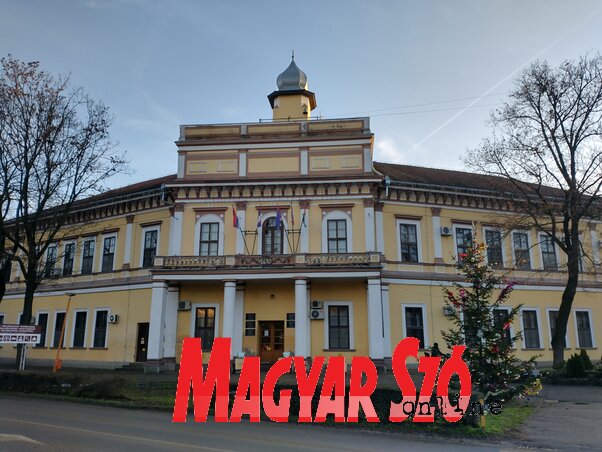 Az adai községháza épületére napelempaneleket helyeznek el (Csincsik Zsolt felvétele) Az adai községháza épületére napelempaneleket helyeznek el (Csincsik Zsolt felvétele)
