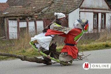 A kormozás, villőzés, kiszézés, koporsóégetés, vagy busójárás mind a téltemetés szokásai (Fotó: Gergely József felvétele)