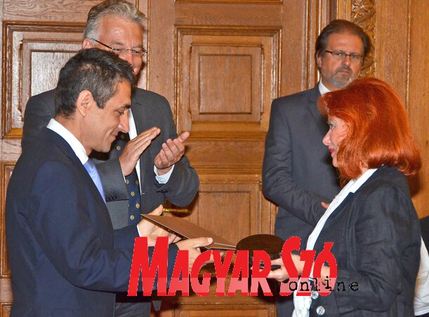 Arpad Janoš Potapi uručuje Nagradu za Mađare u inostranstvu, koju je u ime 70-godišnjeg „Mađar soa” u Budimpešti primila glavna urednica Marta Varju (fotografija Andraša Otoša) Arpad Janoš Potapi uručuje Nagradu za Mađare u inostranstvu, koju je u ime 70-godišnjeg „Mađar soa” u Budimpešti primila glavna urednica Marta Varju (fotografija Andraša Otoša)