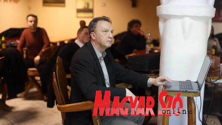 Árendás Péter az ördöngösfüzesi népzenéről tartott előadást (Fotó: Lakatos János felvétele) Árendás Péter az ördöngösfüzesi népzenéről tartott előadást (Fotó: Lakatos János felvétele)