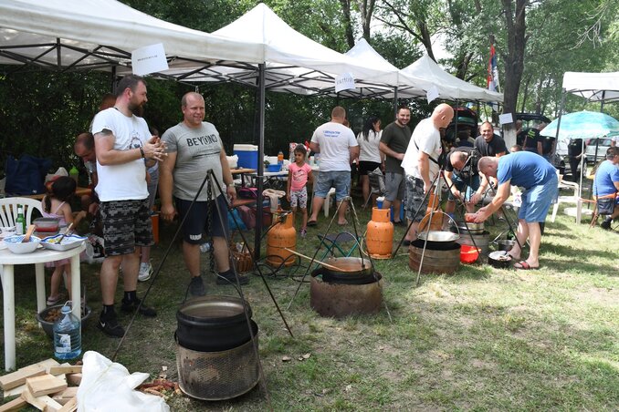 Harminckilenc bográcsban rotyogott a különböző húsból készült finomság (Fotó: Paraczky László) Harminckilenc bográcsban rotyogott a különböző húsból készült finomság (Fotó: Paraczky László)