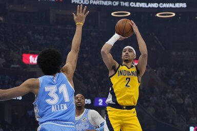 Andrew Nembhard emelkedik dobásra a kiváló védő, Jarrett Allen felett (Fotó: Beta/AP)