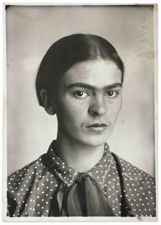 Frida 1926-ban (Fotó/Forrás: Diego Rivera & Frida Kahlo Archives / Mai Manó Ház) Frida 1926-ban (Fotó/Forrás: Diego Rivera & Frida Kahlo Archives / Mai Manó Ház)