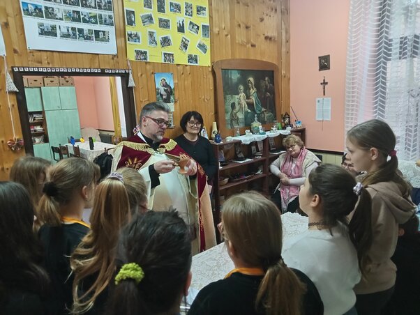 A házszentelőn a gyerekek érdeklődve hallgatták a topolyai plébánost (Turi Orsolya felvétele) A házszentelőn a gyerekek érdeklődve hallgatták a topolyai plébánost (Turi Orsolya felvétele)