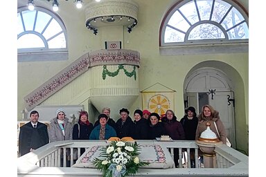 Csáti Szabó Lajos református lelkipásztor átveszi a hímző asszonyoktól a kollekciót (Ady Endre MK)