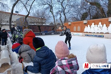 A jégen fontos a testtartás, azaz az egyensúly – mutatja Sztánkó Árpád oktató (Kazinczy Paszterkó Diana felvétele)