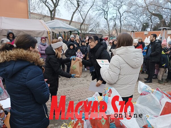 A Családfa civil szervezet Fénylő adventi ablakok résztvevőinek megajándékozása a koripálya mellett (Kazinczy Paszterkó Diana felvétele) A Családfa civil szervezet Fénylő adventi ablakok résztvevőinek megajándékozása a koripálya mellett (Kazinczy Paszterkó Diana felvétele)