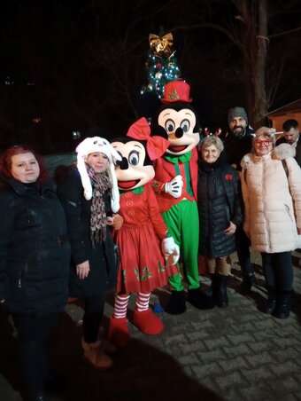 A Művelődési Ház munkaközössége a jelmezes napon Miki és Mini társaságában (Fotó: Topolya Község Művelődési Háza) A Művelődési Ház munkaközössége a jelmezes napon Miki és Mini társaságában (Fotó: Topolya Község Művelődési Háza)