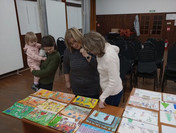 A topolyai korcsolyapálya felhívására beérkezett pályamunkák értékelése (Fotó: Topolya Község Művelődési Háza) A topolyai korcsolyapálya felhívására beérkezett pályamunkák értékelése (Fotó: Topolya Község Művelődési Háza)