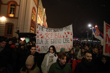 Az összegyűltek az egész esemény alatt sípokkal és dobokkal csaptak nagy zajt (Fotó: Beta)