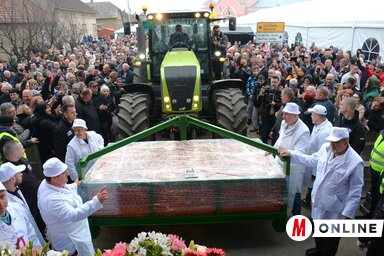 Tavaly a turiai óriáskolbász 2040 méteres volt, a böllérek az idén egy méterrel hosszabbra tervezik (Archív fotó: Paraczky László)