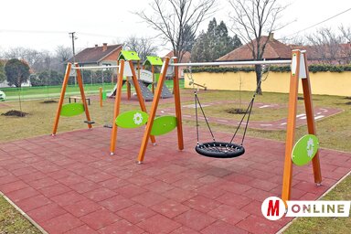 A játszótéren modern környezet és biztonságos játékszerek várják a gyerekeket (Fotó: Gergely Árpád felvétele)