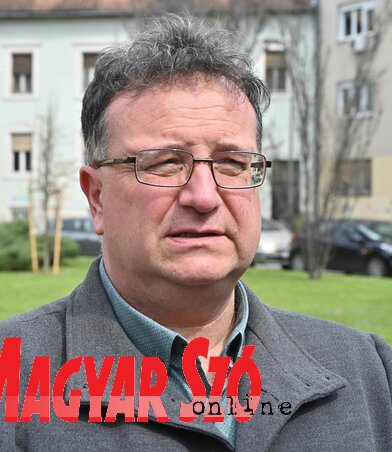 Kiss Gyula, a Vajdasági Magyar
Szövetség városi képviselő-testü-
leti frakcióvezetője (Fotó: Ótos András felvétele) Kiss Gyula, a Vajdasági Magyar
Szövetség városi képviselő-testü-
leti frakcióvezetője (Fotó: Ótos András felvétele)