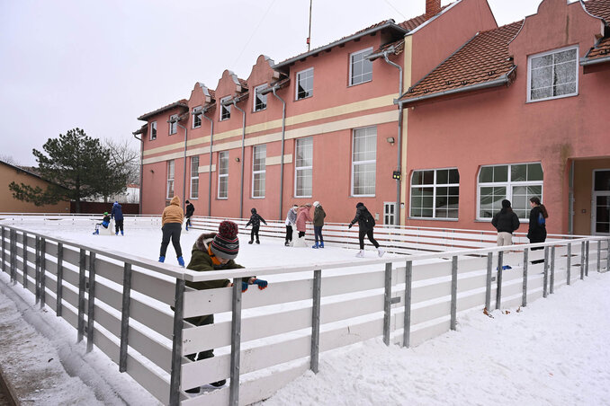 A téli szünetben sokan használják az ideiglenes korcsolyapályát / Molnár Edvárd felvétele A téli szünetben sokan használják az ideiglenes korcsolyapályát / Molnár Edvárd felvétele