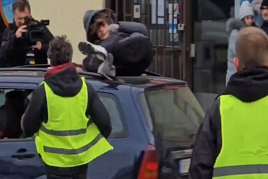 A lány az autó tetejéről az úttestre zuhant (Fotó: Screenshot/X/DragoslavicM)