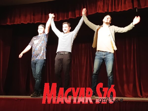 A három humoristát hosszú perceken át tartó vastapssal jutalmazta az óbecsei közönség (Fotó: Kancsár Izabella felvétele) A három humoristát hosszú perceken át tartó vastapssal jutalmazta az óbecsei közönség (Fotó: Kancsár Izabella felvétele)