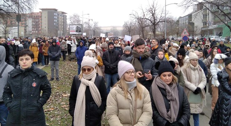 A Limánon, a Lázár cár sugárúton is nagy tömeg gyűlt össze, néma
csendben emlékeztek meg dél körül (Fotó: Brankica Brankov felvétele) A Limánon, a Lázár cár sugárúton is nagy tömeg gyűlt össze, néma
csendben emlékeztek meg dél körül (Fotó: Brankica Brankov felvétele)
