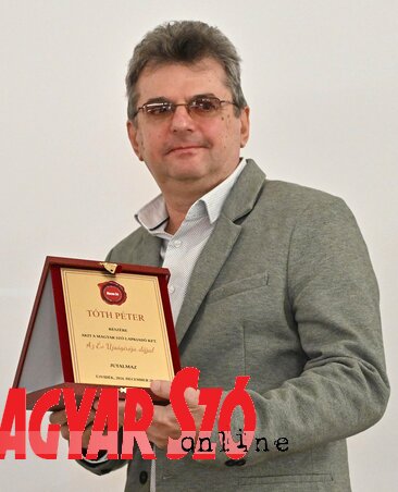 Peter Tot sa priznanjem (fotografija Andraša Otoša) Peter Tot sa priznanjem (fotografija Andraša Otoša)