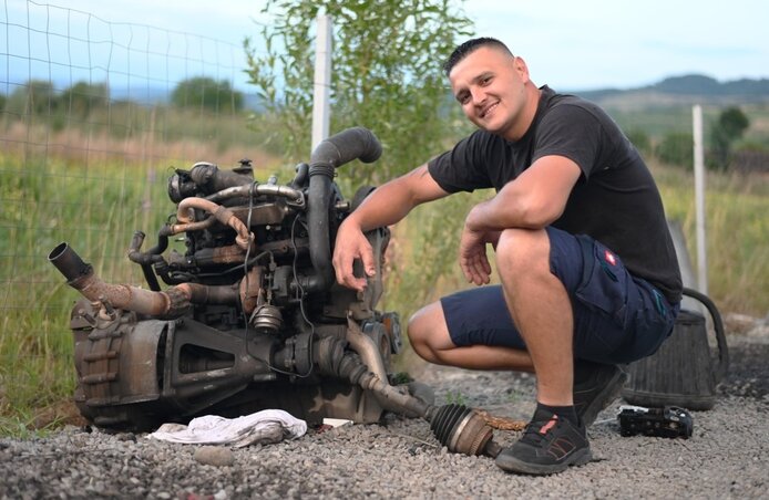 Ádám Ferenc szenvedélye a szerelés (Fotó: Mohácsi László Árpád) Ádám Ferenc szenvedélye a szerelés (Fotó: Mohácsi László Árpád)
