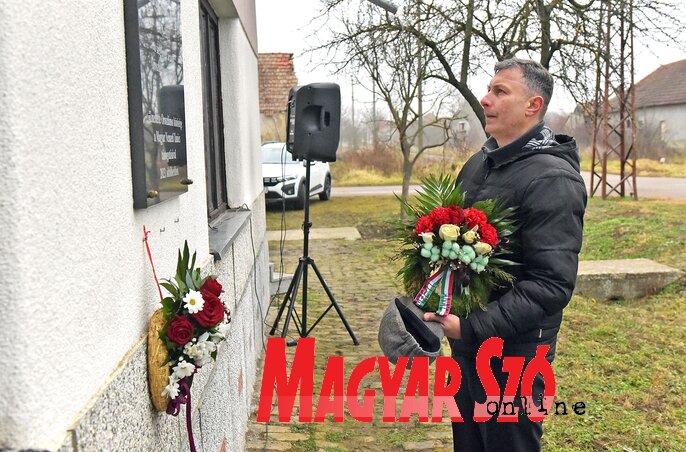 Hajvert Ákos helyezte el az emlékezés virágait Boldog Batthyány-Strattmann László emléktáblájánál (Fotó: Gergely Árpád felvétele) Hajvert Ákos helyezte el az emlékezés virágait Boldog Batthyány-Strattmann László emléktáblájánál (Fotó: Gergely Árpád felvétele)