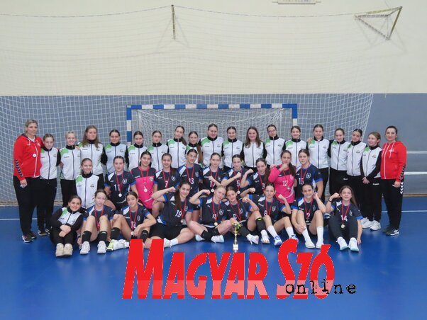 Az emléktornán szereplő adai U12-es és U14-es csapat Diana Jošić és Pander Éva edzővel (Fotó: Csincsik Zsolt felvétele) Az emléktornán szereplő adai U12-es és U14-es csapat Diana Jošić és Pander Éva edzővel (Fotó: Csincsik Zsolt felvétele)