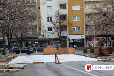 A korcsolyapályát még december közepén állították fel a városháza előtt elhaladó útra (Fotó: Kállai Göblös Nikoletta felvétele)