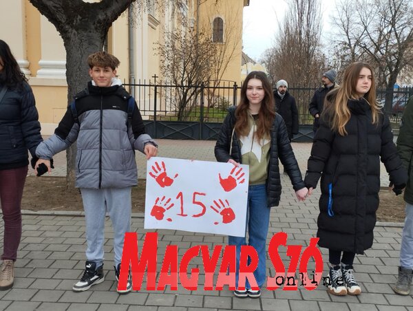 A tüntetés résztvevői kézen fogták egymást (Fotó: Kancsár Izabella felvétele) A tüntetés résztvevői kézen fogták egymást (Fotó: Kancsár Izabella felvétele)