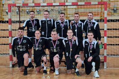 Balaž Paška, Dominik Ileš, Robert Dujmović, Tibor Bakoš, Endre Fišteš. Donji red, s leva na desno: Lehel Đuraki, Tamaš Paška, ml. Robert Ileš, Loren Pete, Danijel Adam