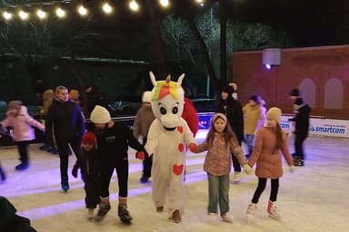 A téli szünidőben a gyerekek körében nagy népszerűségnek örvendett a korcsolyapálya (Facebook/Művelődési Ház)