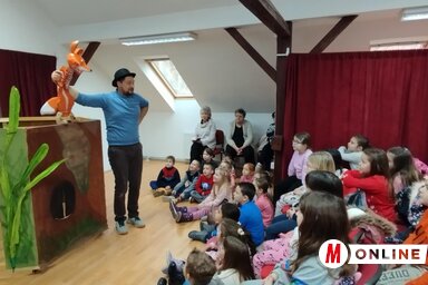 Rozsdás, a kis róka kalandozásait a törökbecsei gyerekek is megismerhették (Kancsár Izabella felvétele)