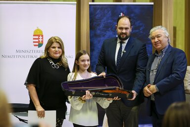 A magyarkanizsai Rankov Ana átveszi a 140 éves hegedűt (Fotó: MTI/Hegedüs Róbert)