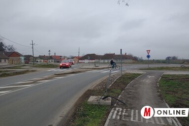 Ha helyükre kerülnek a hiányzó lámpaoszlopok, biztonságosabb lesz a közlekedés a körfogalomban (Csincsik Zsolt felvétele) Ha helyükre kerülnek a hiányzó lámpaoszlopok, biztonságosabb lesz a közlekedés a körfogalomban (Csincsik Zsolt felvétele)