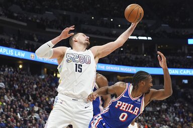 Jokić szed le egy lepattanót a Philly-irányító Tyrese Maxey elől (Fotó: Beta/AP)
