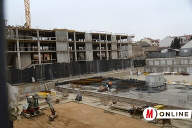 Olyankor, amikor az új épületek emeleteit tartó betonlapokat öntik, a betonkeverő teherautók teljes forgalombénulást okoznak (Fotó: Dávid Csilla felvétele)