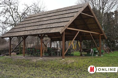 A természetvédelmi területen lévő pavilon új nádtetőt kapott / Molnár Edvárd felvétele