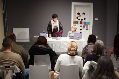Dr. Szőke Annával Vörös Julianna beszélgetett a kiadványról (Lakatos János felvétele)