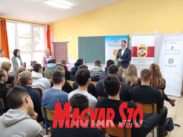 Akoš Hajvert je otvorio ovu manifestaciju (fotografija Petera Tota) Akoš Hajvert je otvorio ovu manifestaciju (fotografija Petera Tota)