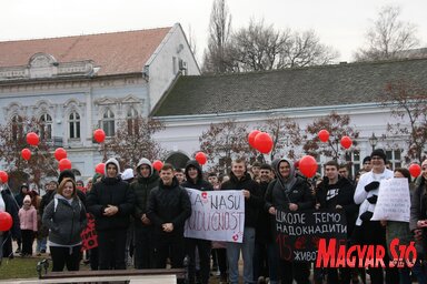 Tüntetés Óbecsén, a város központjában (Fotó: Kancsár Izabella felvétele)