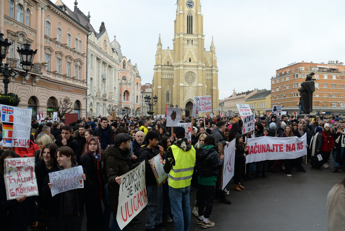 Újvidék főterén is sokan összejöttek (Fotó: Dávid Csilla) Újvidék főterén is sokan összejöttek (Fotó: Dávid Csilla)