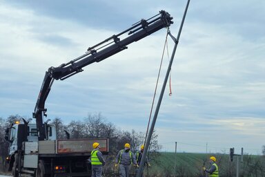 Az oszlopok elhelyezése (Fotó: Facebook/Bilicki Zoltán) Az oszlopok elhelyezése (Fotó: Facebook/Bilicki Zoltán)
